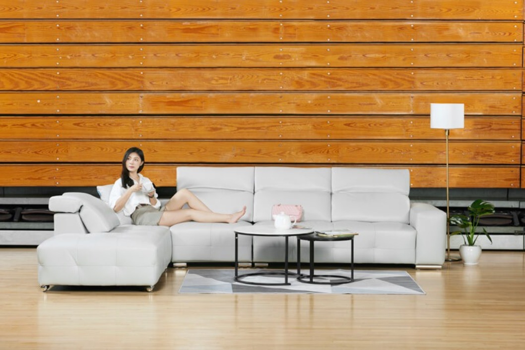 客廳沙發擺設＆空間配置建議：沙發牆面約350-400公分