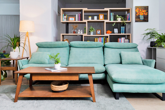 客廳沙發擺設＆空間配置建議：沙發牆面約280-300公分